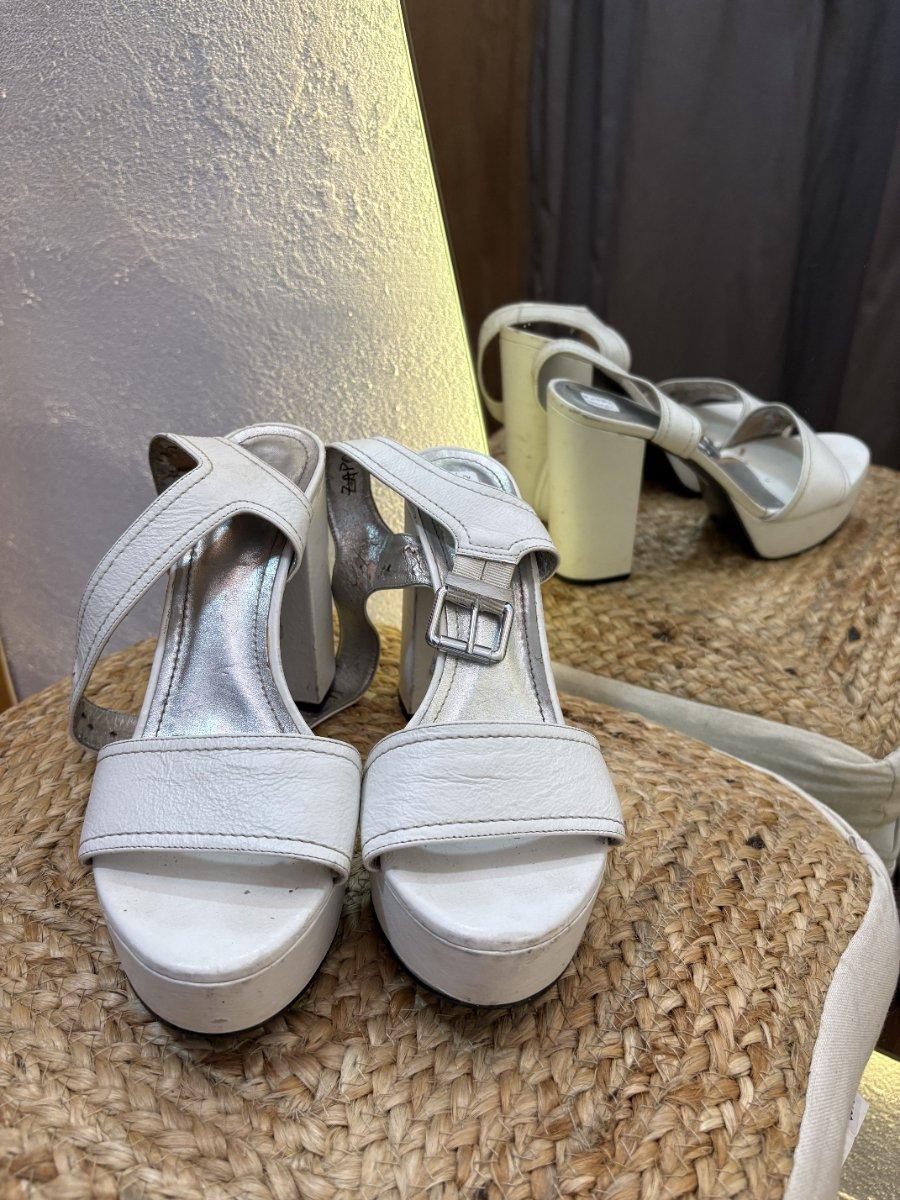 Zapato blanco con tobillera