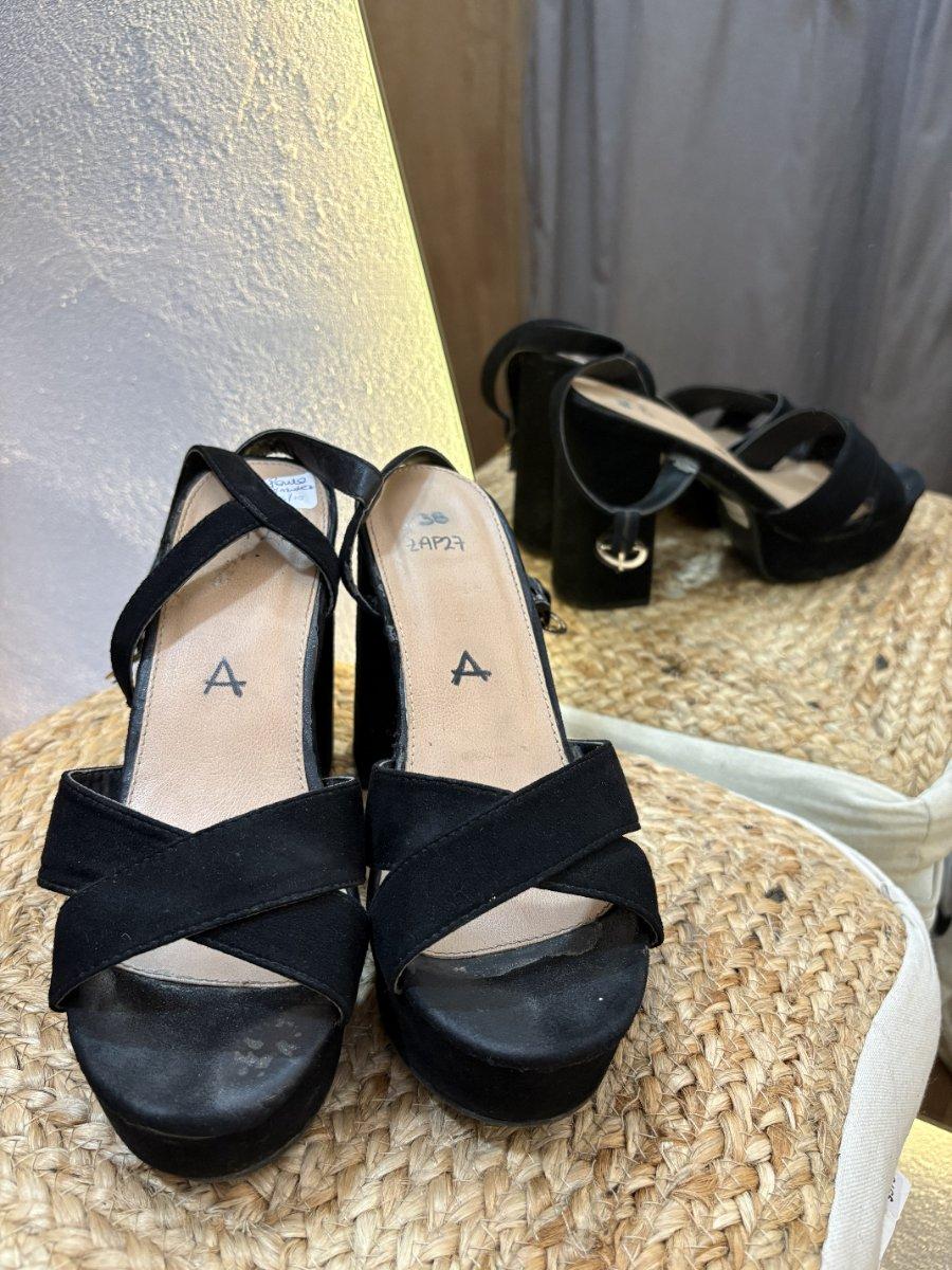 Zapato negro cinta cruzada