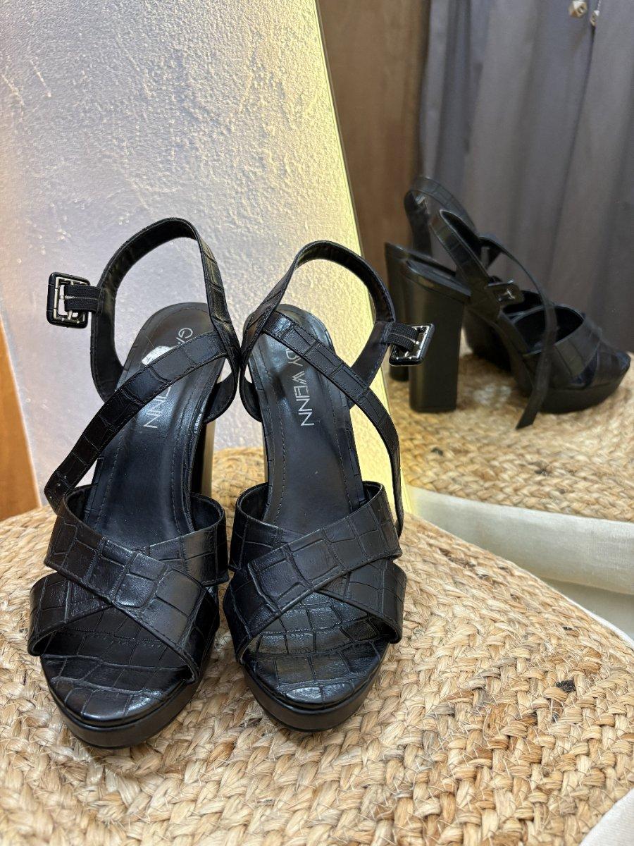 Zapato negro (GABY WEINN)
