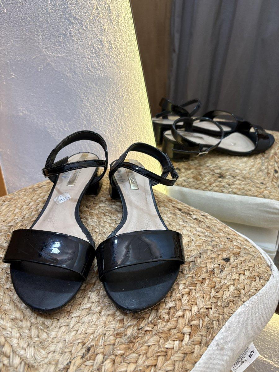 Zapato negro chatitos