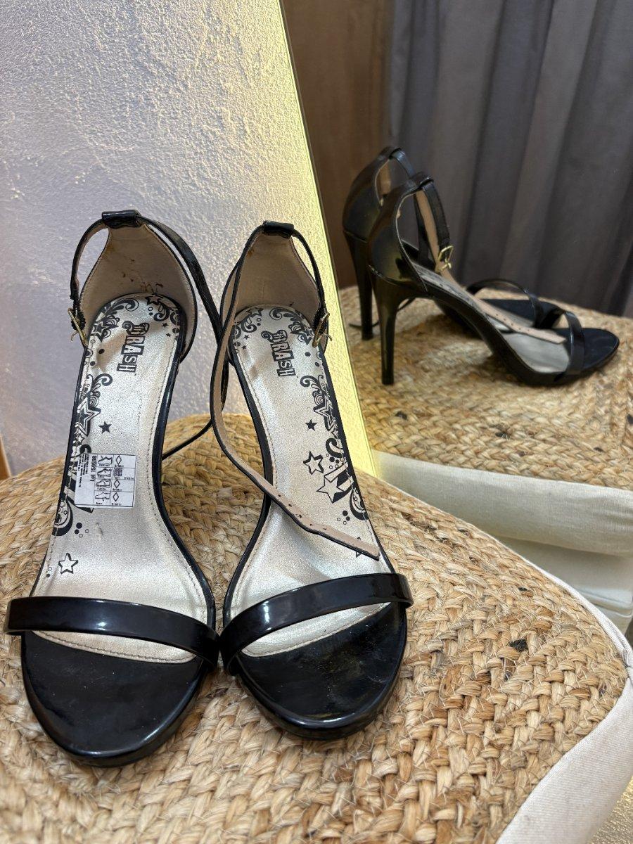 Zapato negro con diseño en suela