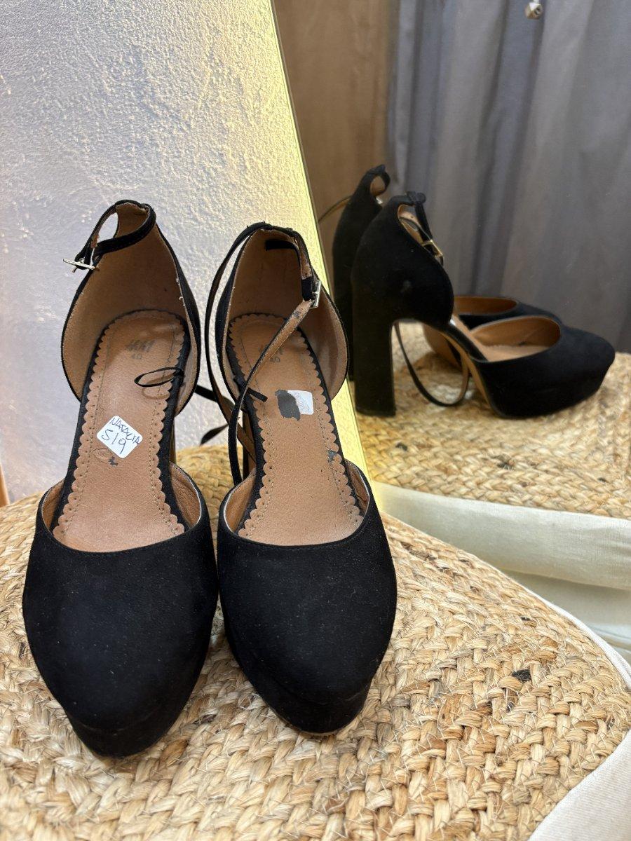Zapato negro de gamuza