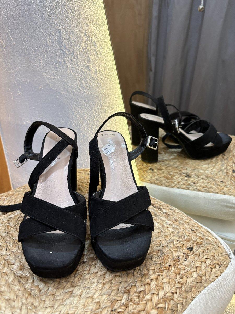 Zapato negro con cinta cruzada
