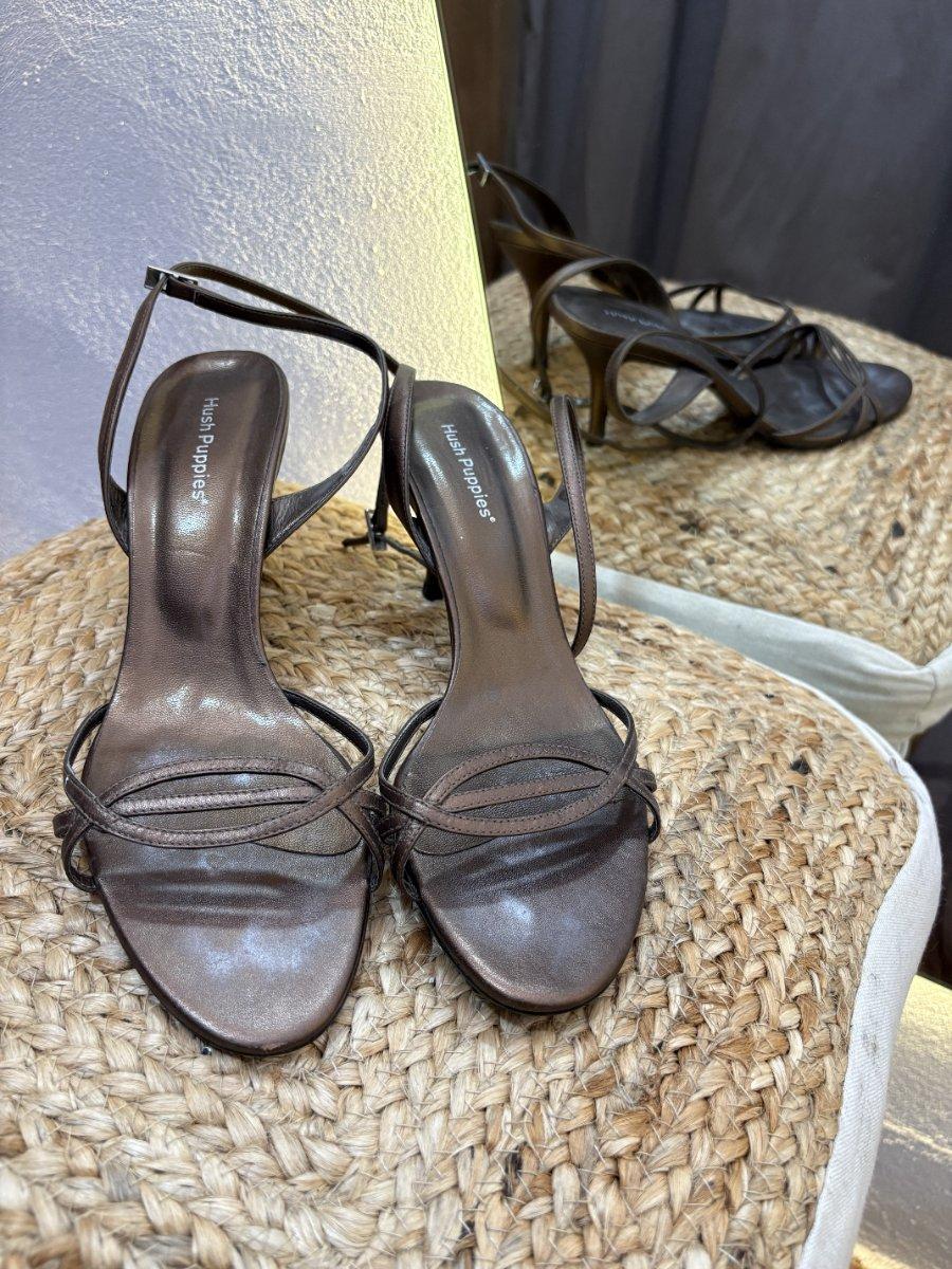 Zapato marron oscuro cintas finas