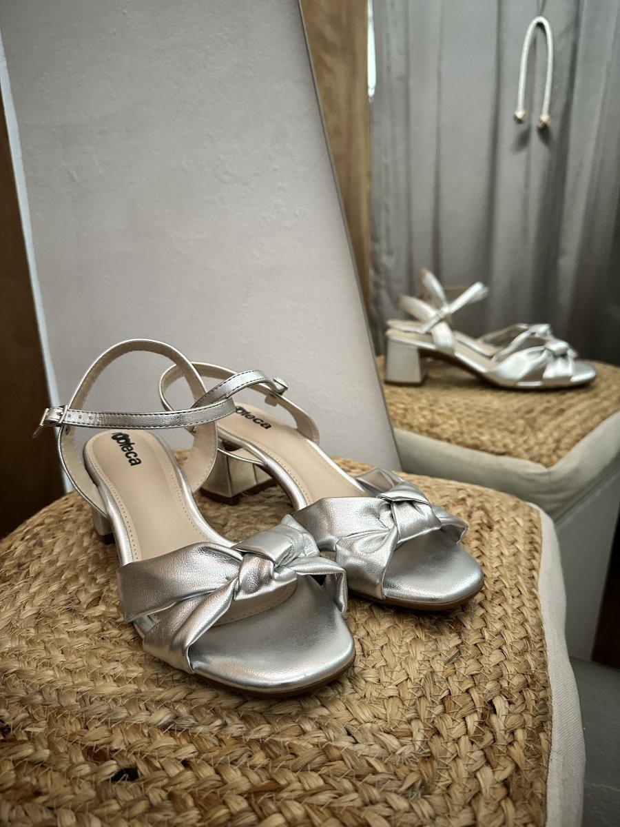 Zapatos plateados con moña