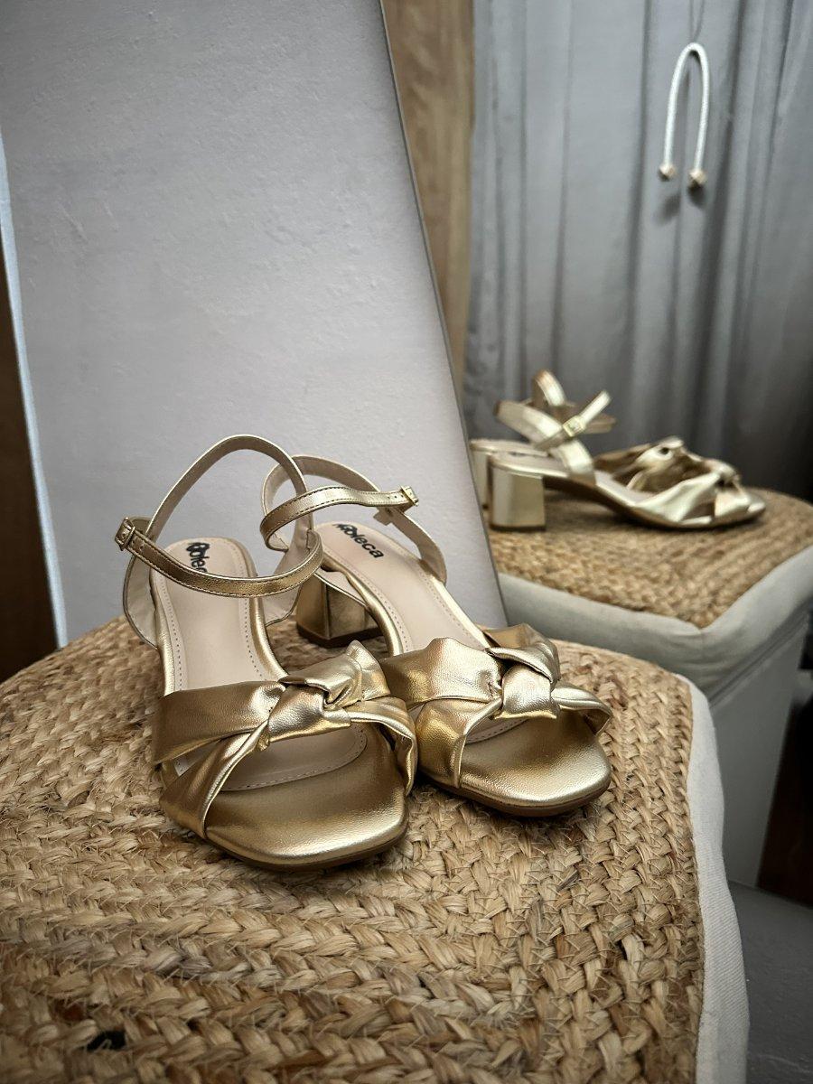 Zapatos dorados con moña