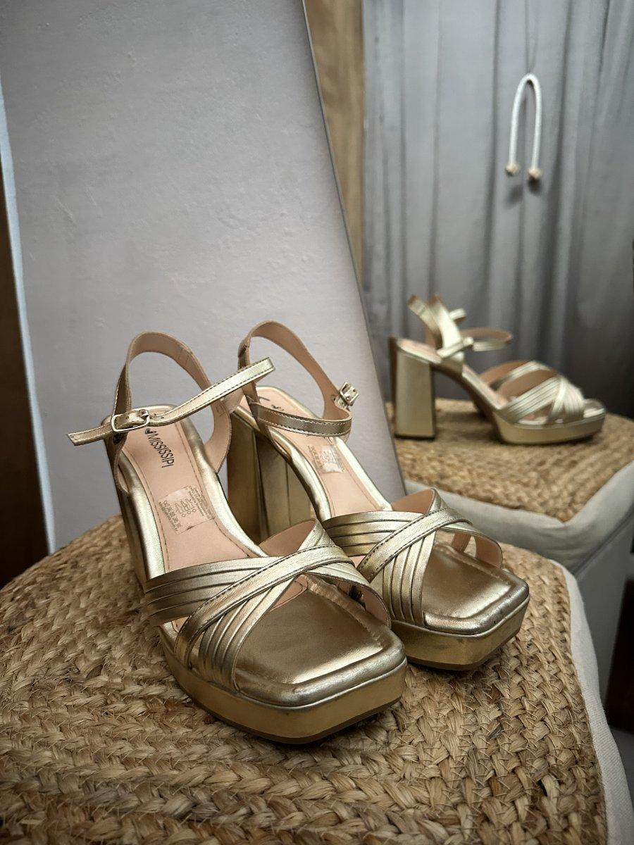 Zapatos dorados con tiras cruzadas