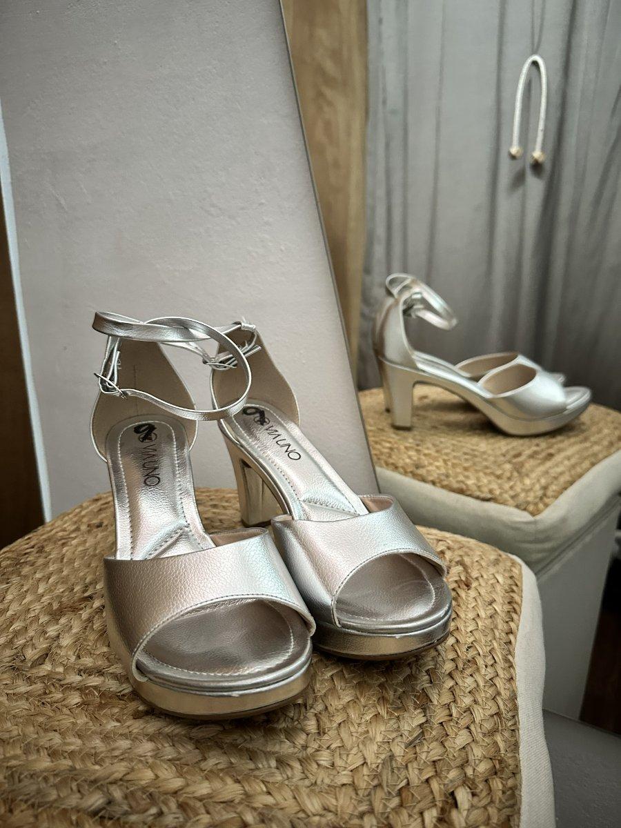 Zapatos plateados con tobillera