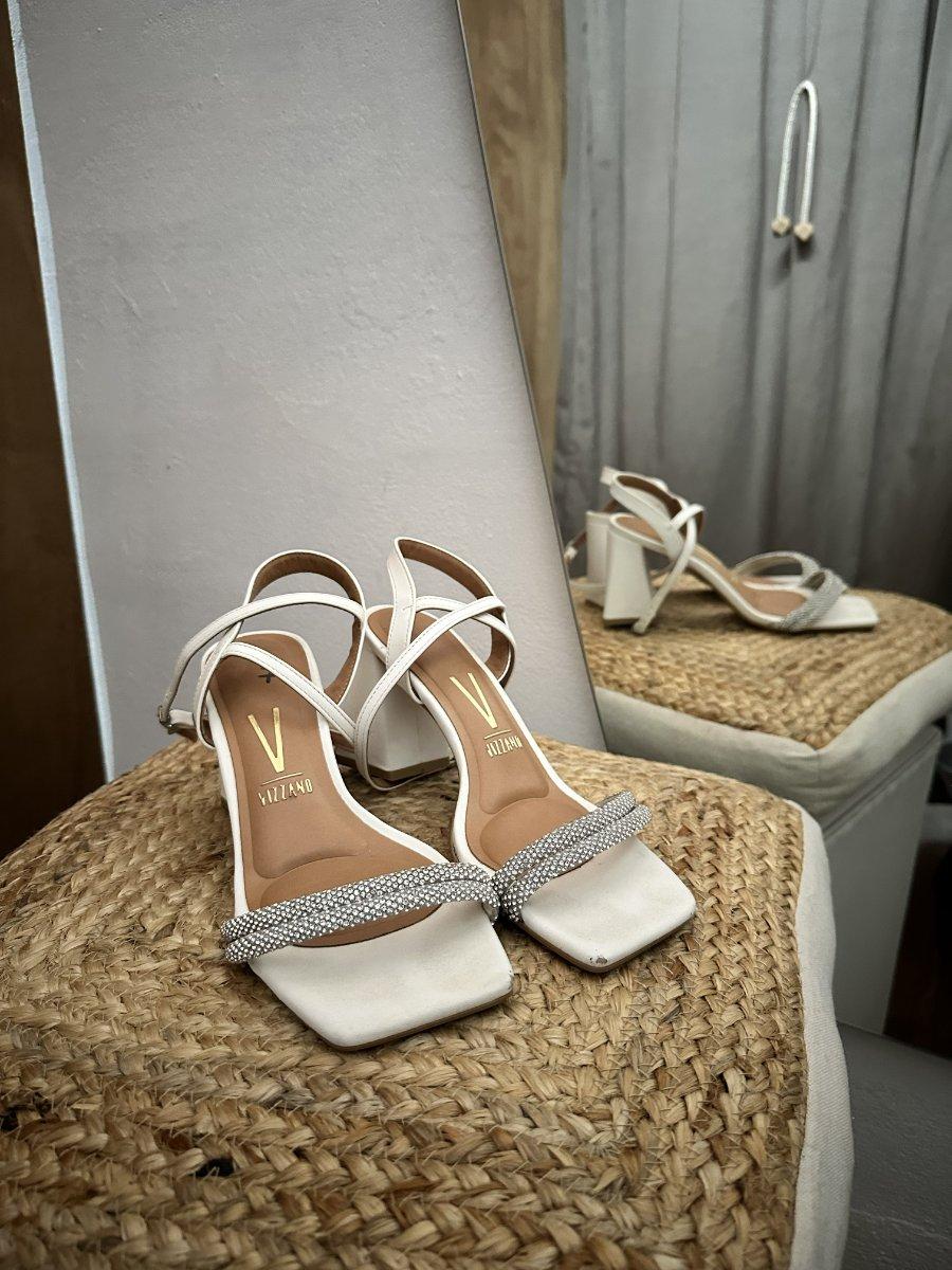 Zapatos blancos con tiras con brillos