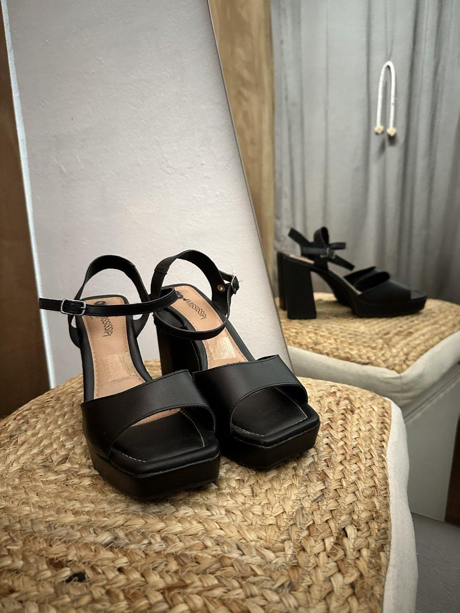 Zapatos negros con suela marron