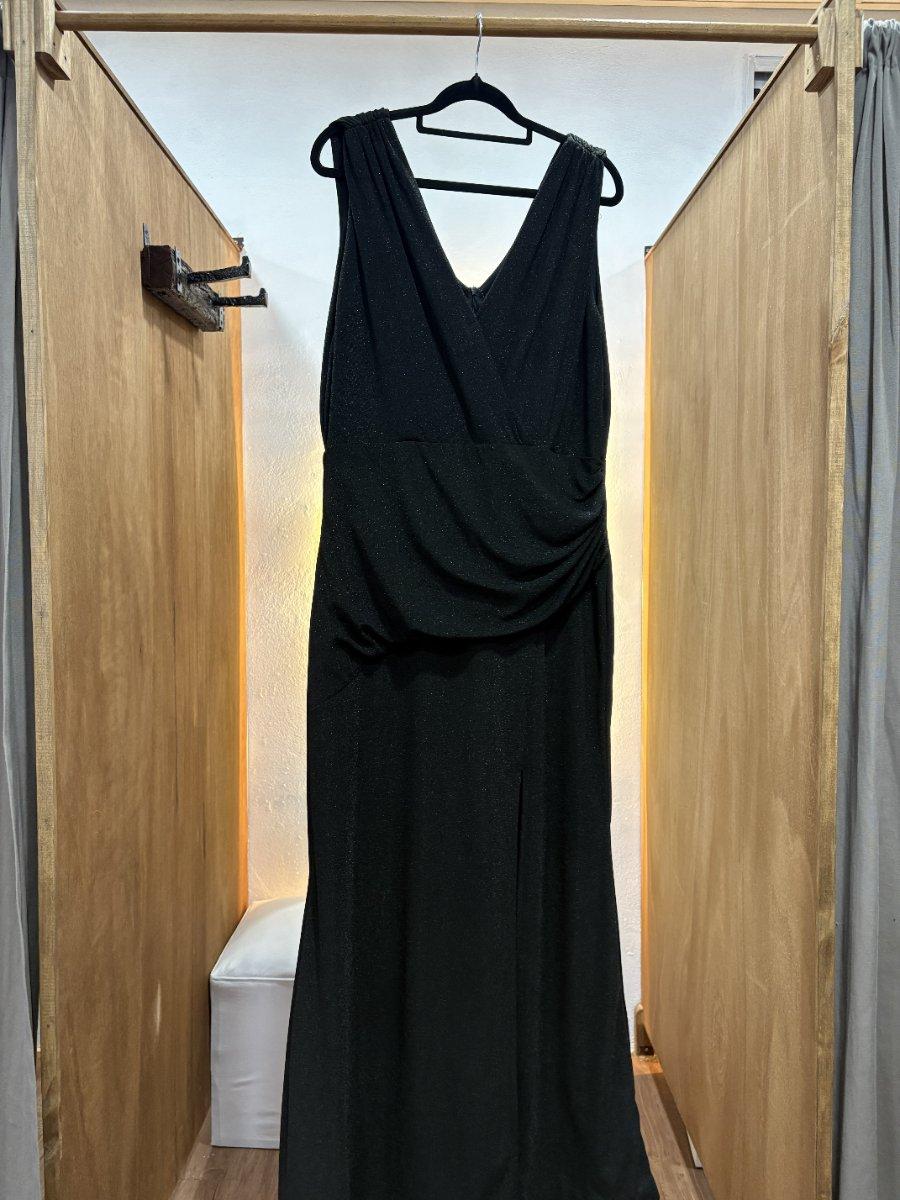 Vestido largo negro brillo con tajo