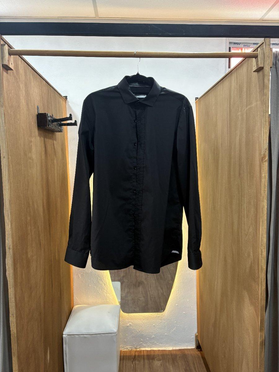 Camisa negra lisa etiqueta blanca (JEAN VERNIER)