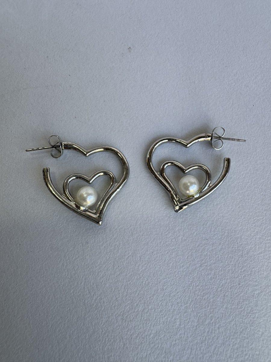 Caravanas de corazon con perla blanca