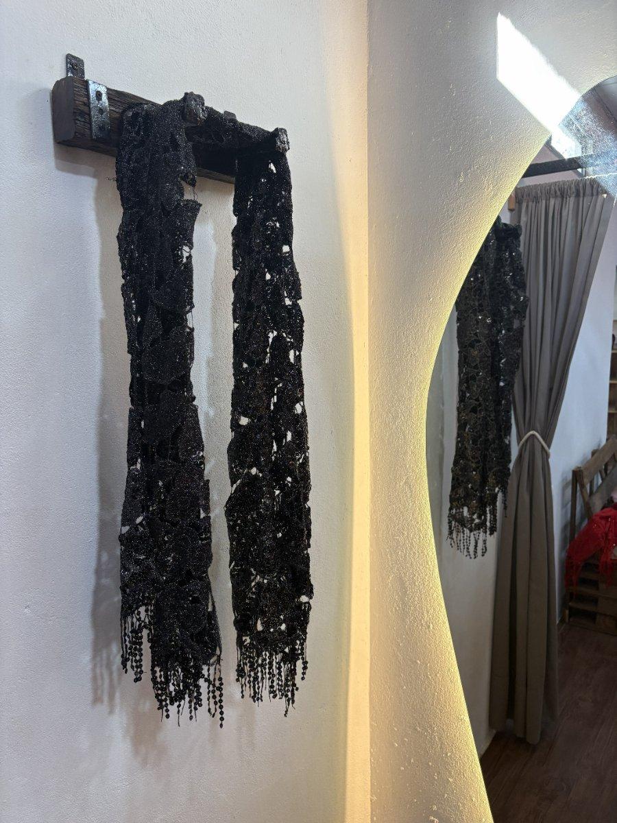 Chal gris oscuro con flecos de lentejuelas