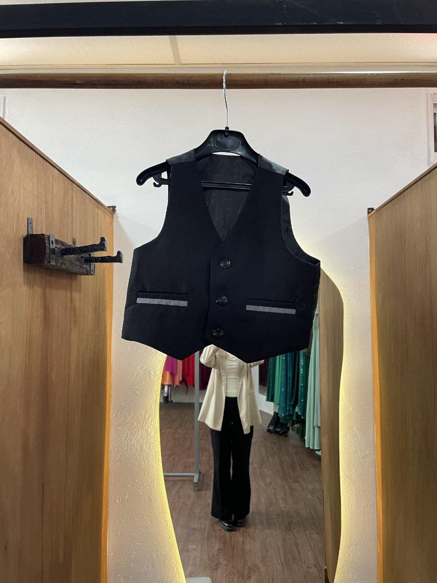 Chaleco de niño negro con detalles en plateado (KARNNIN)