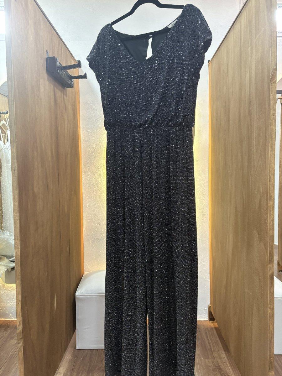 Mono negro con lentejuelas y mangas