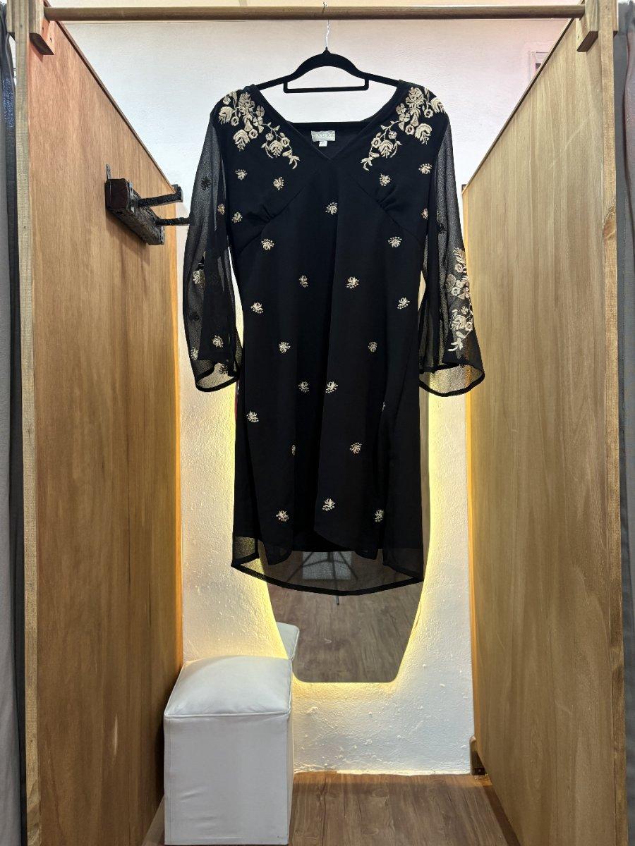 Vestido corto negro con mangas y detalles en dorado