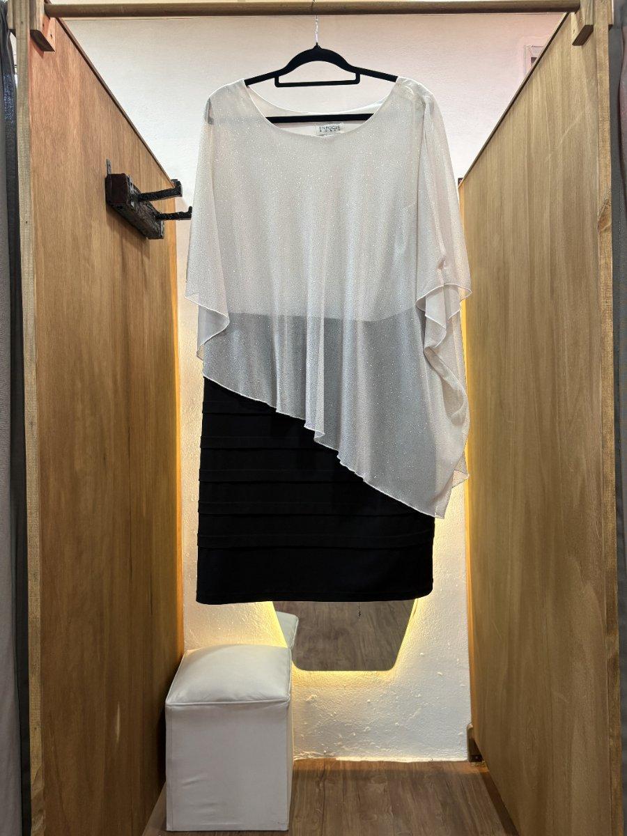 Vestido corto blanco y negro con mangas y tul