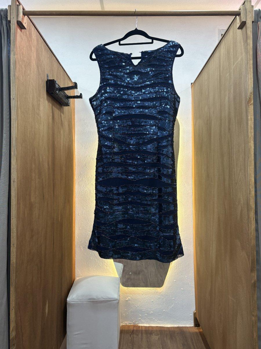 Vestido corto azul con brillos