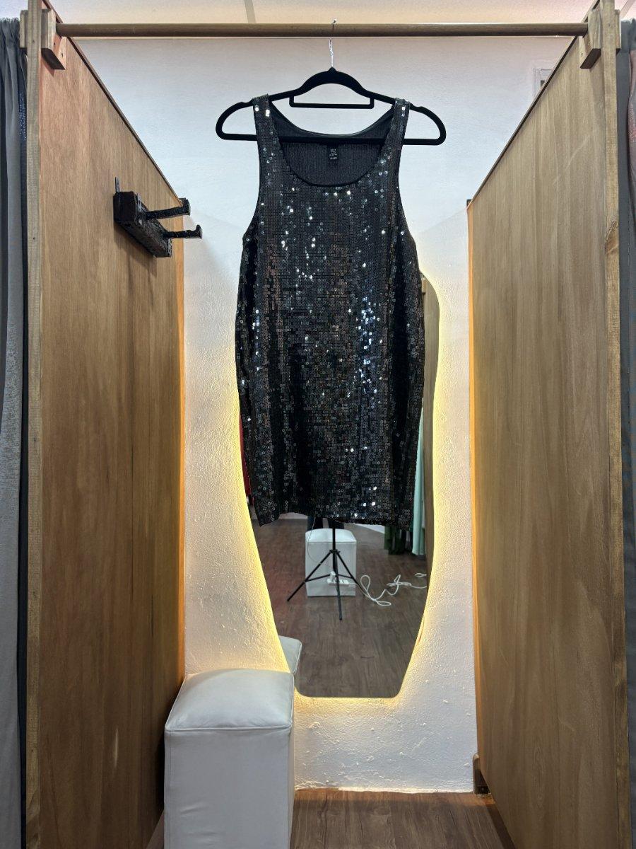 Vestido corto negro con brillos