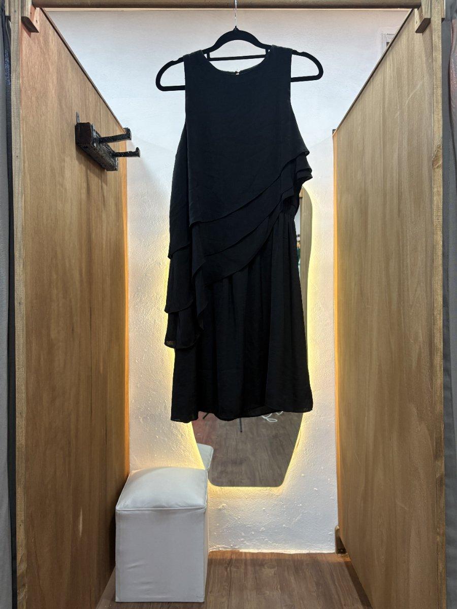 Vestido corto negro con volados