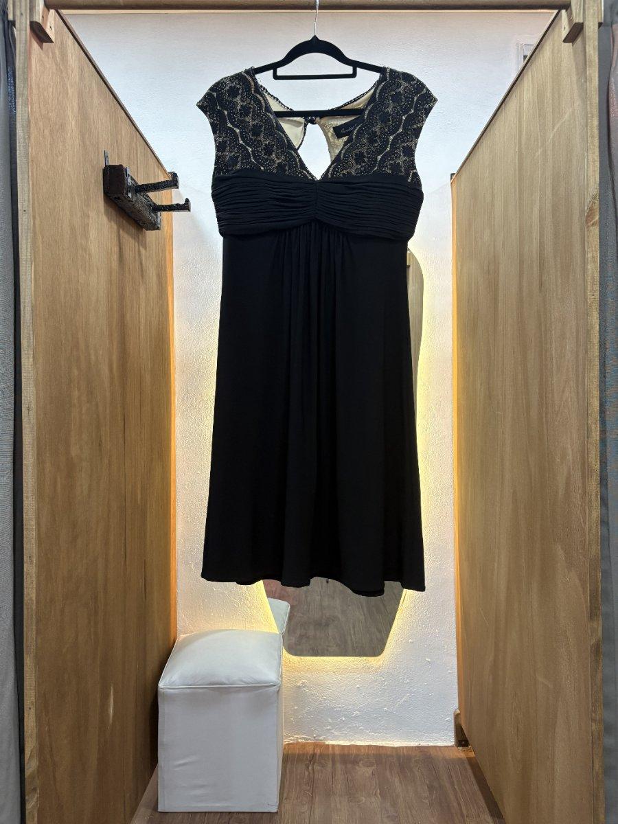 Vestido corto negro con lazo en la cintura