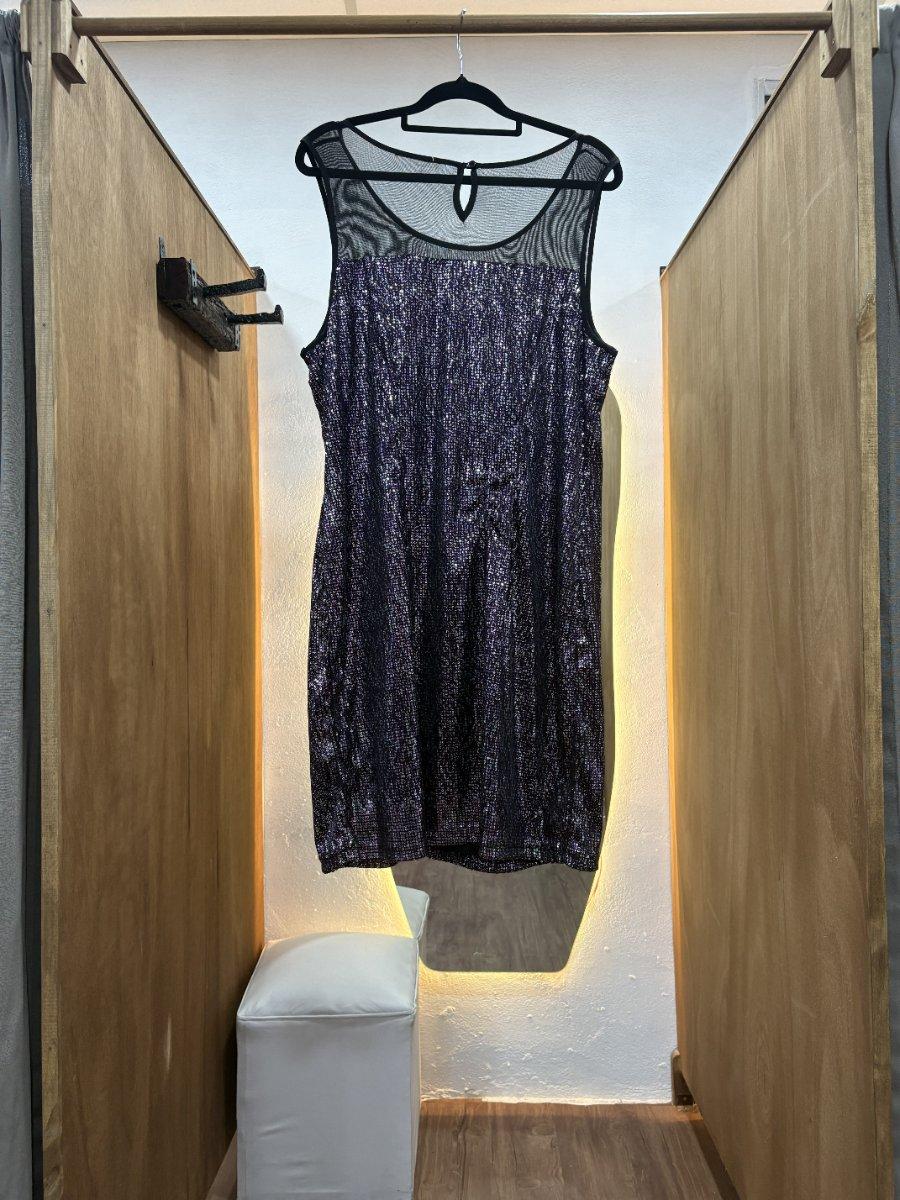 Vestido corto negro con lentejuelas violetas