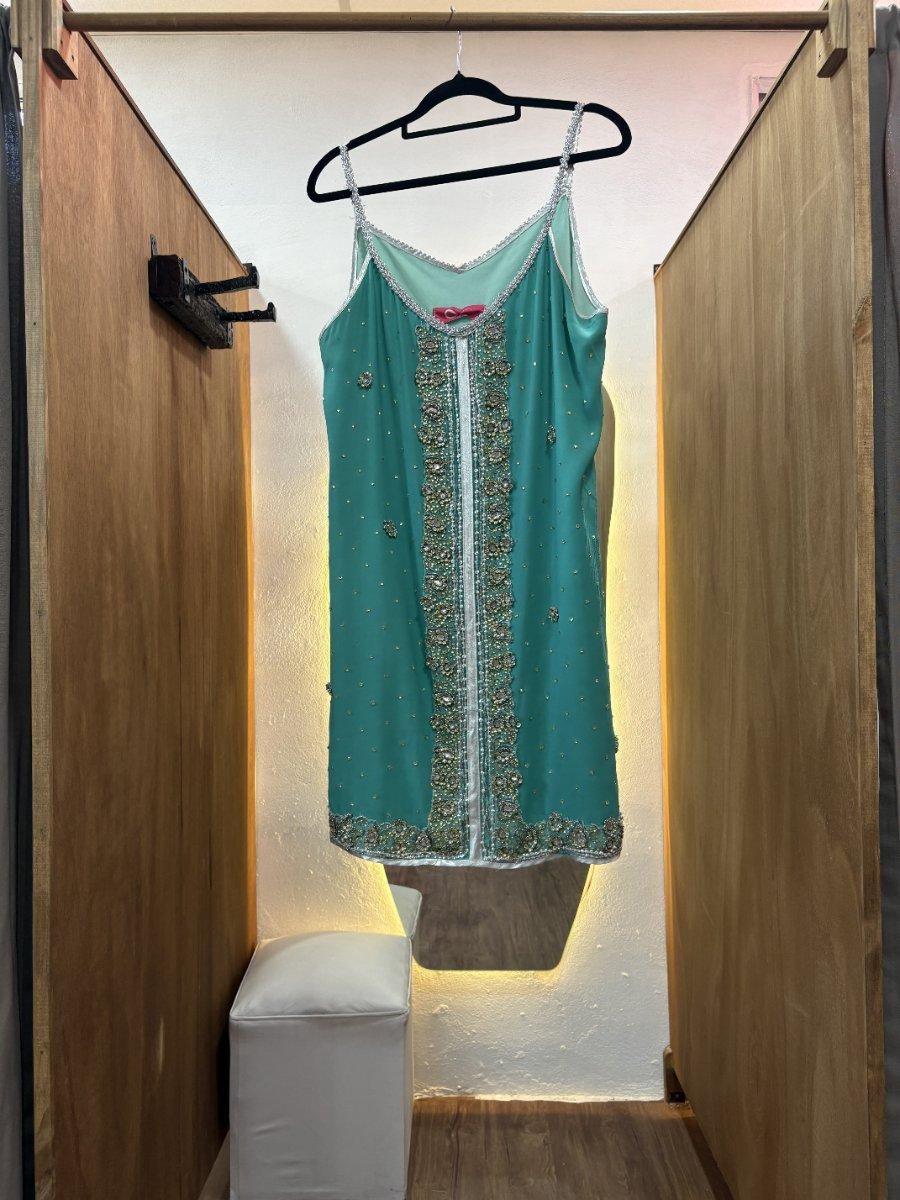 Vestido corto verde agua con detalles en dorado y plateado
