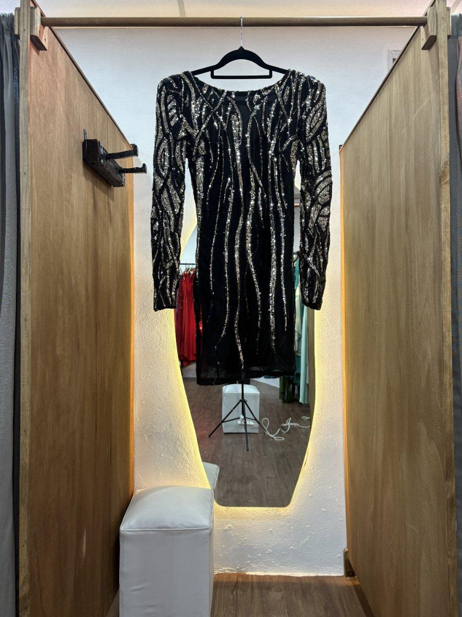 Vestido corto negro con mangas y brillos