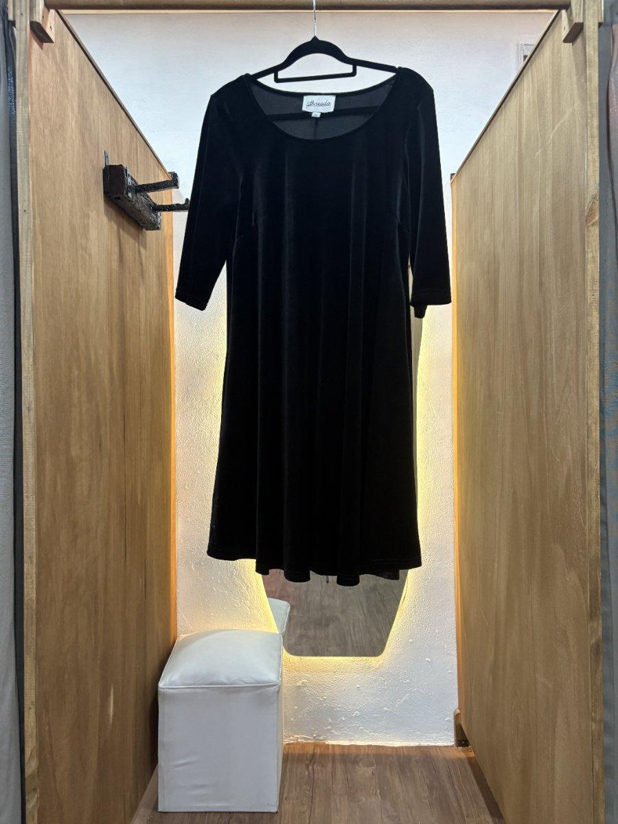 Vestido corto negro con mangas