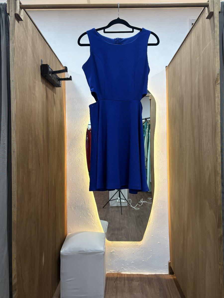 Vestido corto azul con abertura en la cintura