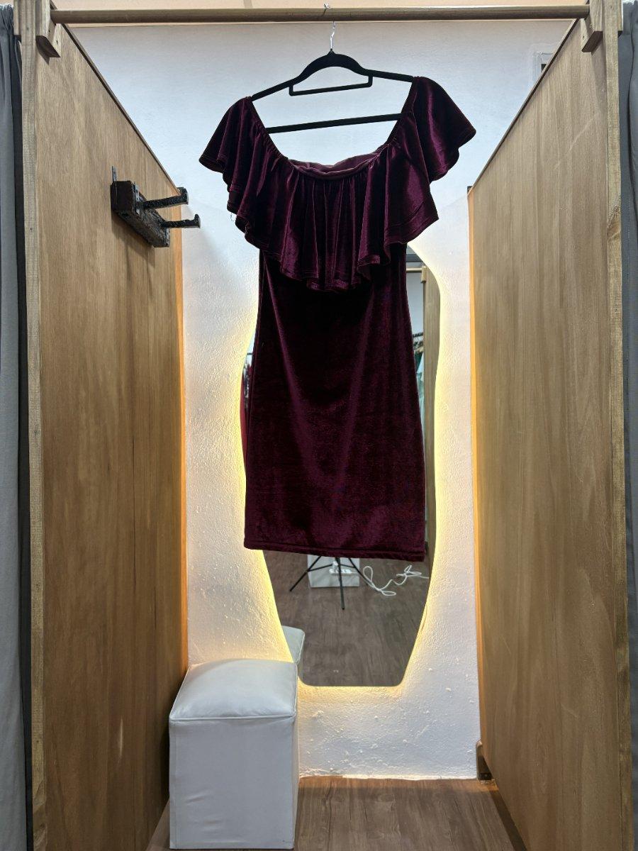 Vestido bordo con volados en pecho y hombro