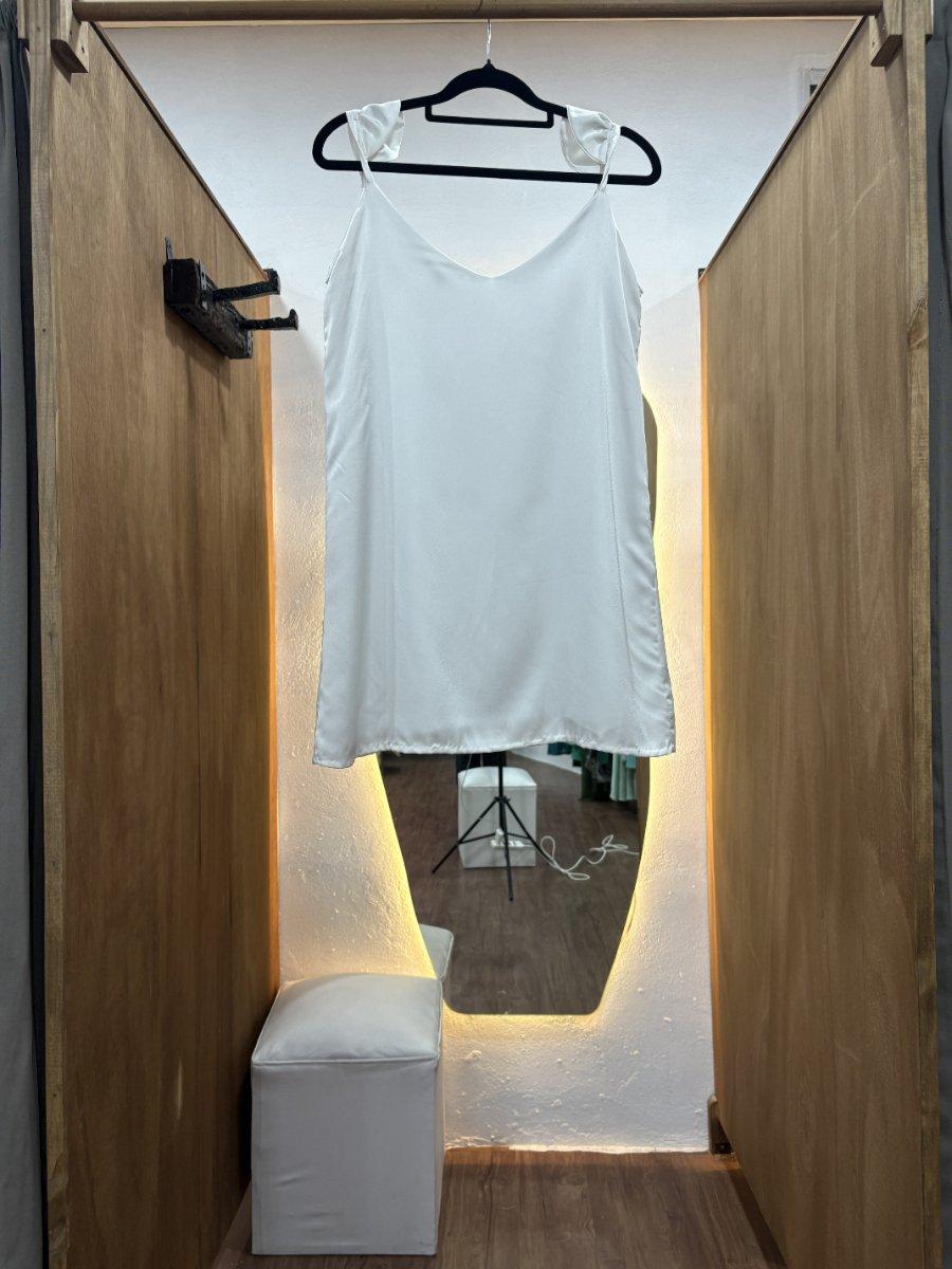 Vestido blanco con volados en las tiras