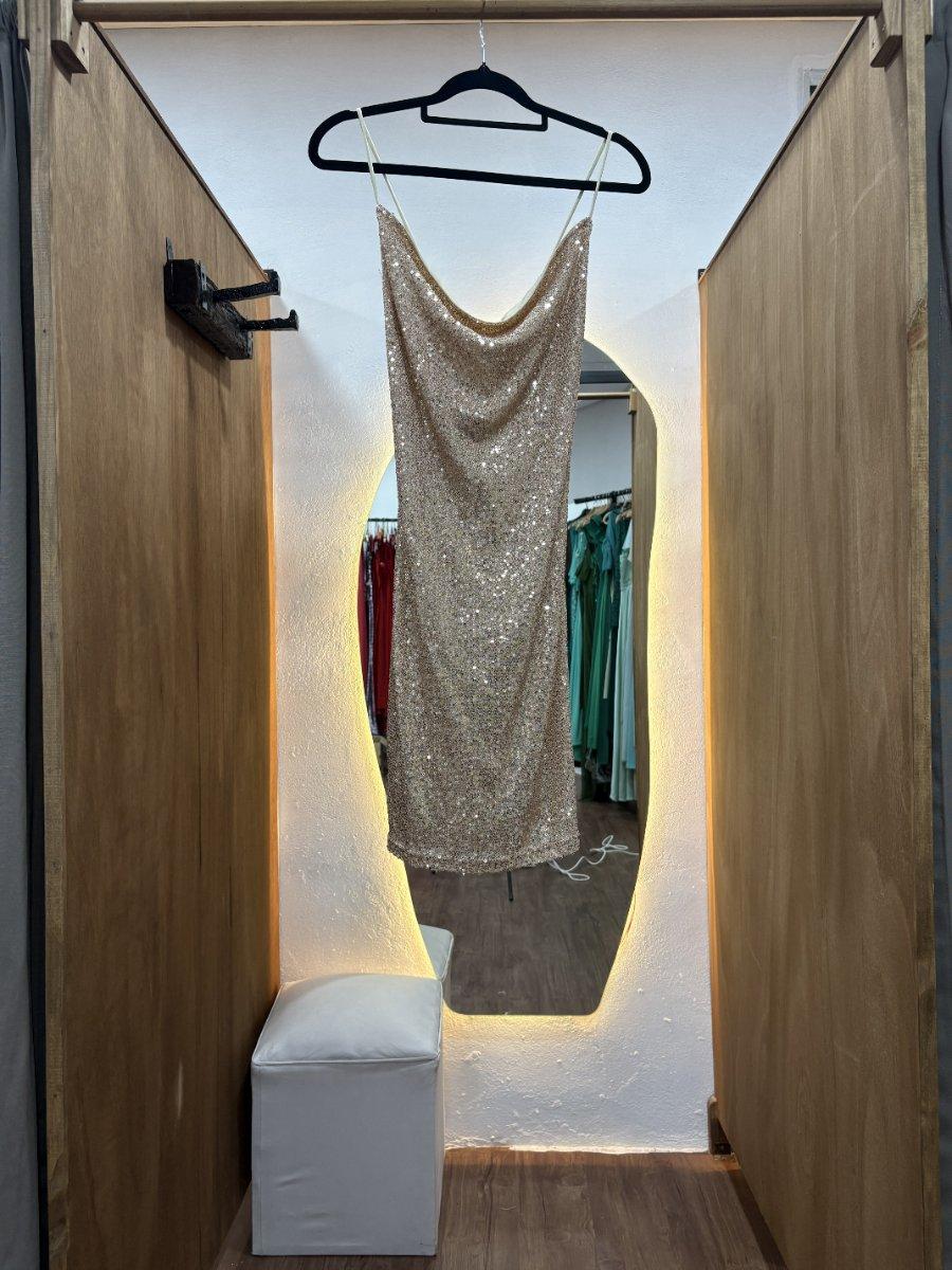 Vestido beige con lentejuelas doradas espalda cruzada