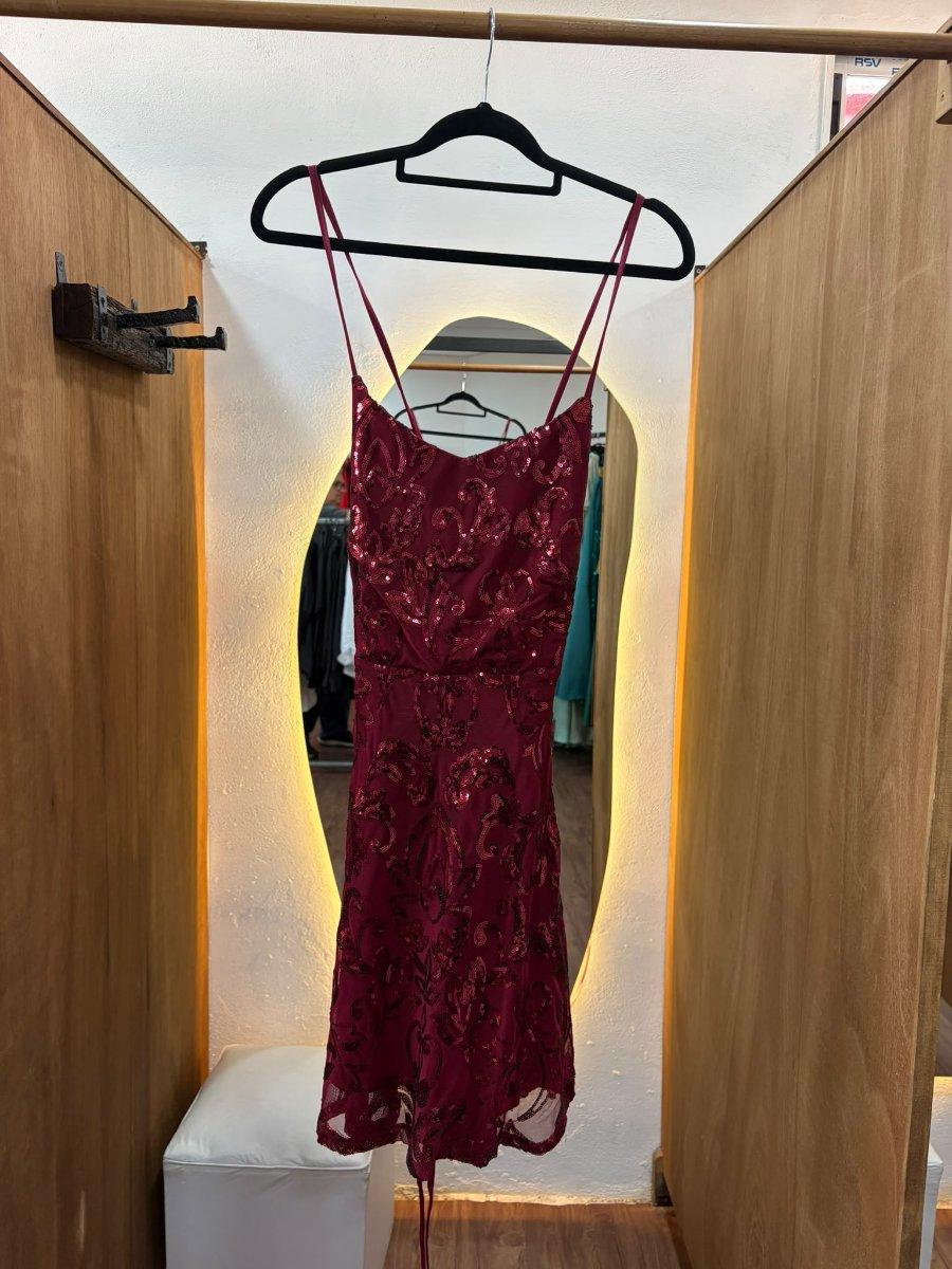 Vestido bordo corto con lentejuelas