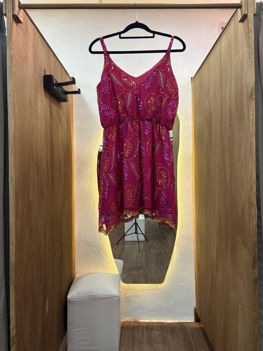 Vestido corto rosa con detalle en la cintura