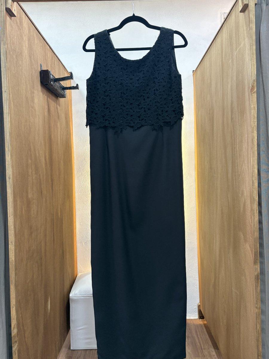 Vestido largo negro con detalle en la parte superior