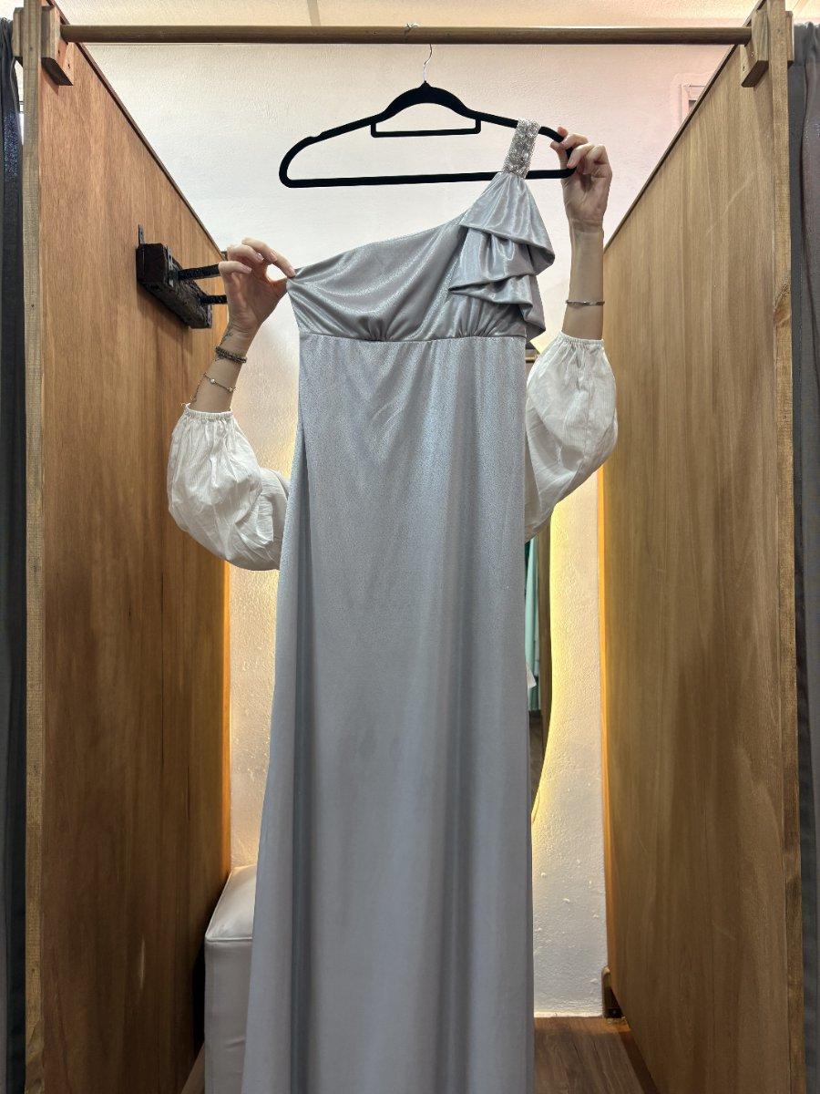 Vestido largo gris con una manga