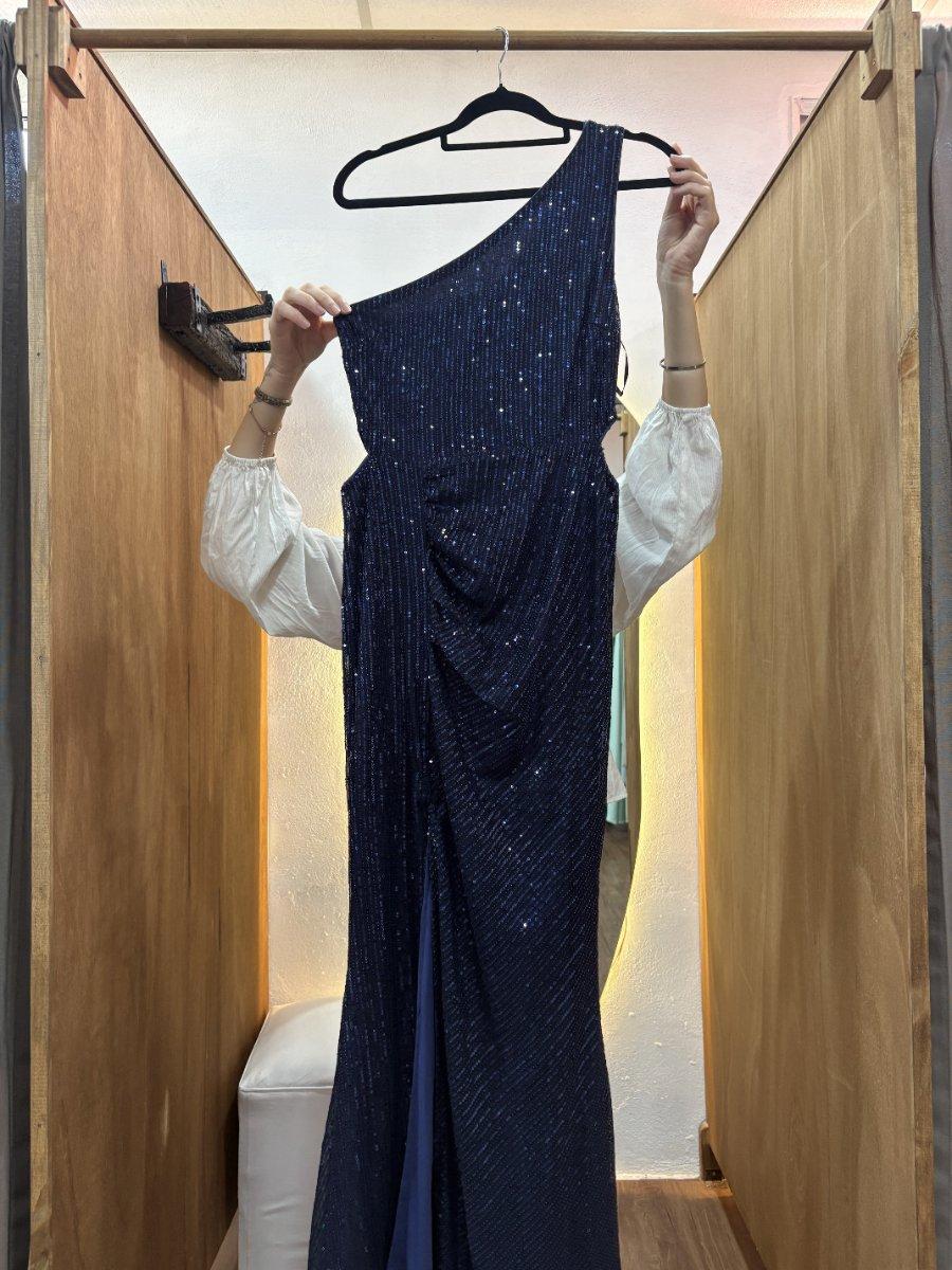 Vestido largo azul con brillos con una manga