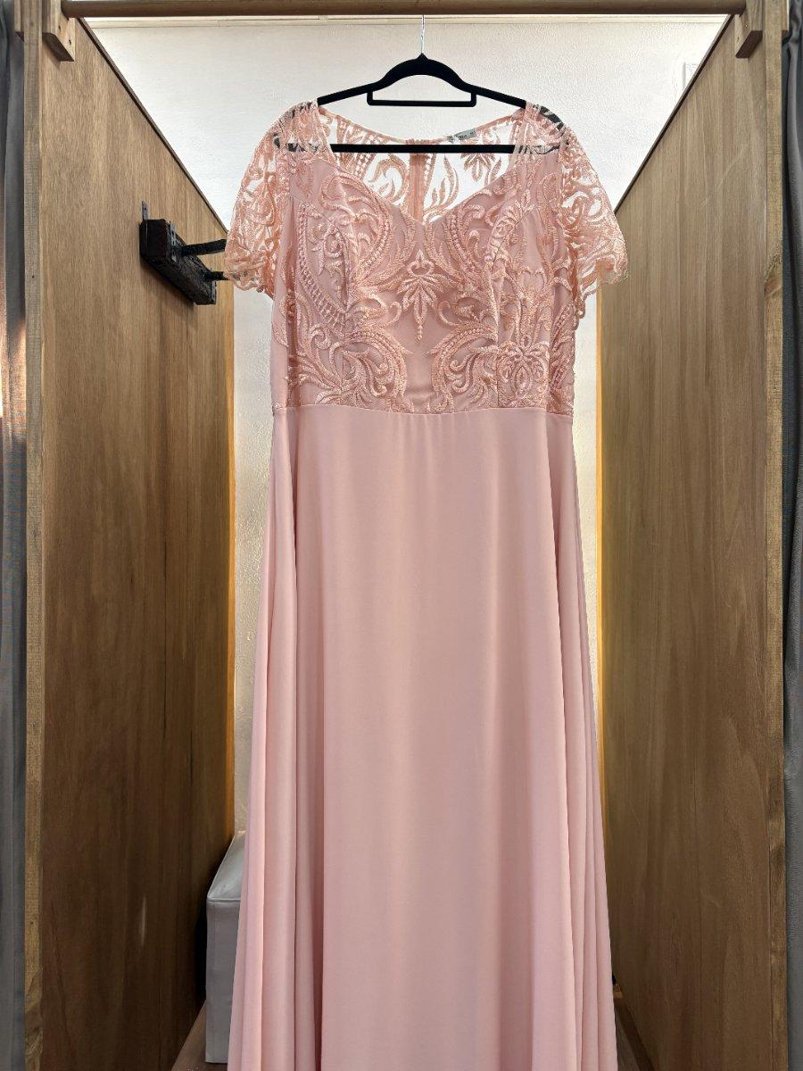 Vestido con tul bordado y manga corta