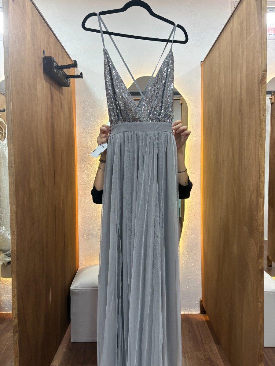 Vestido largo gris con detalle en la parte superior