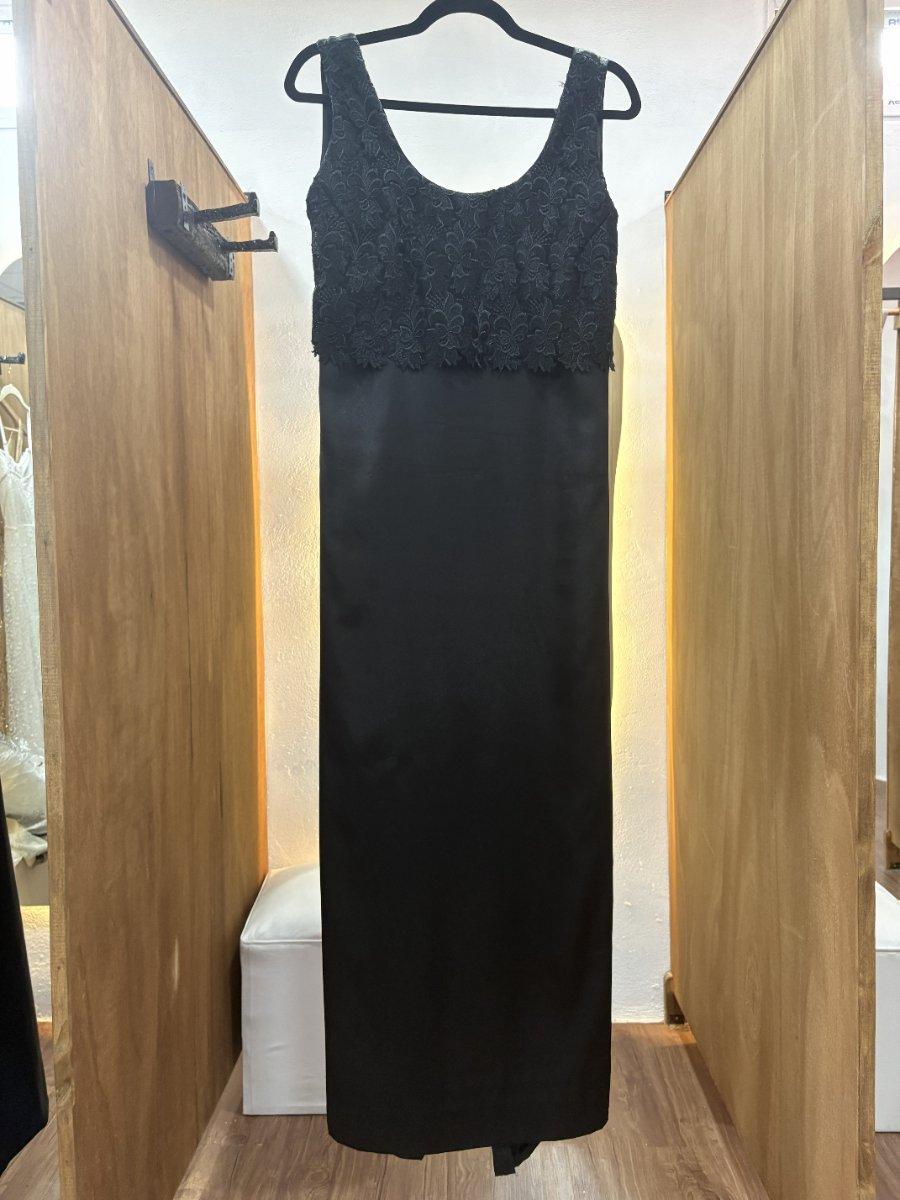 Vestido largo negro con detalle en la parte superior