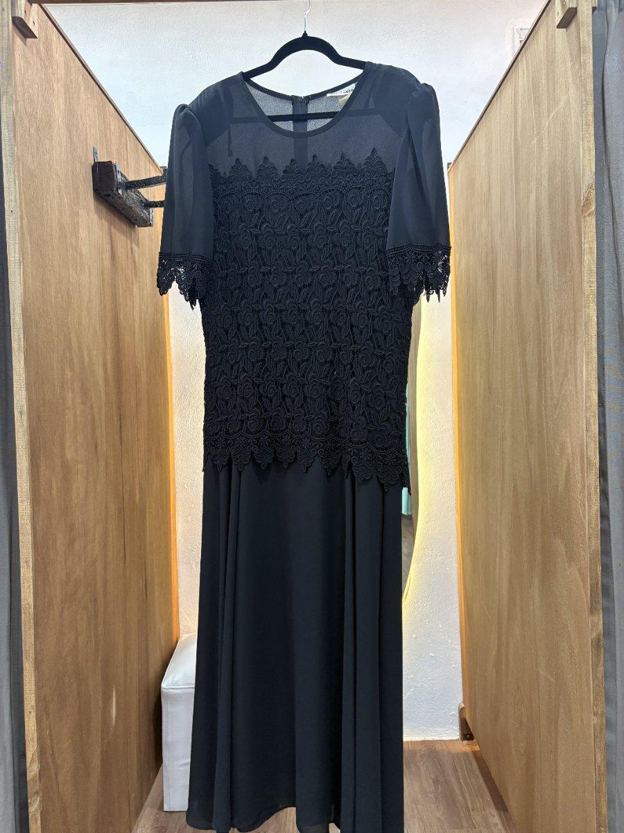 Vestido largo negro con detalle en la parte superior