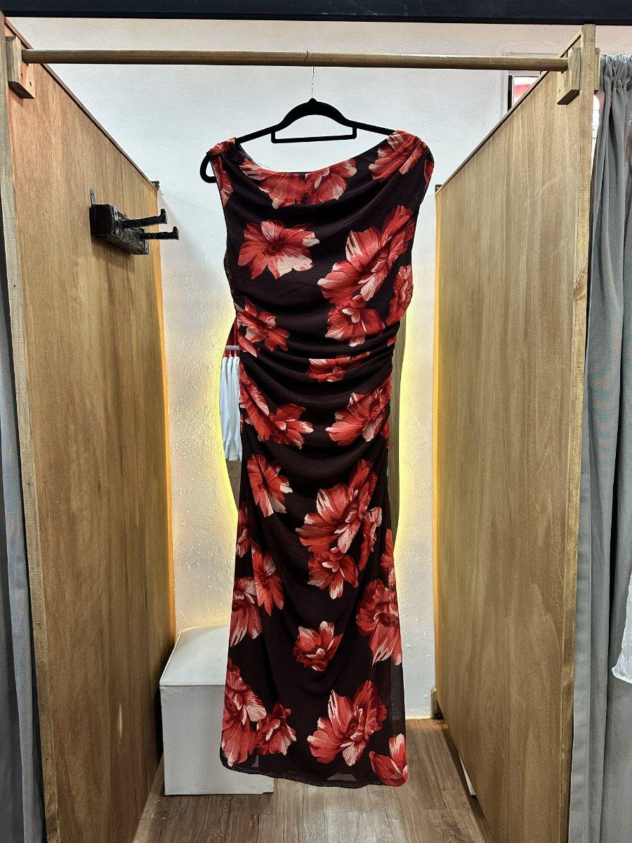 Vestido largo fruncido marron con detalle en flores rojas