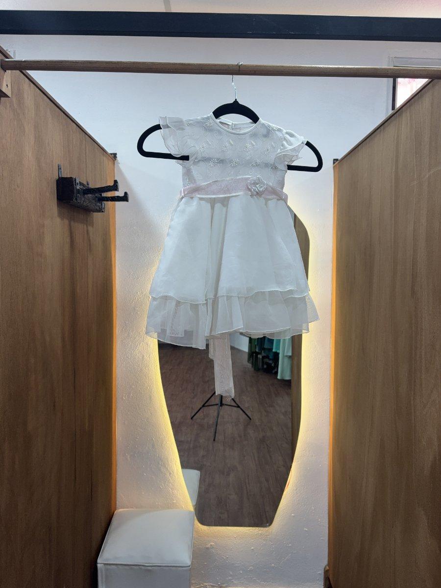 Vestido de niña blanco con cinta en la cintura