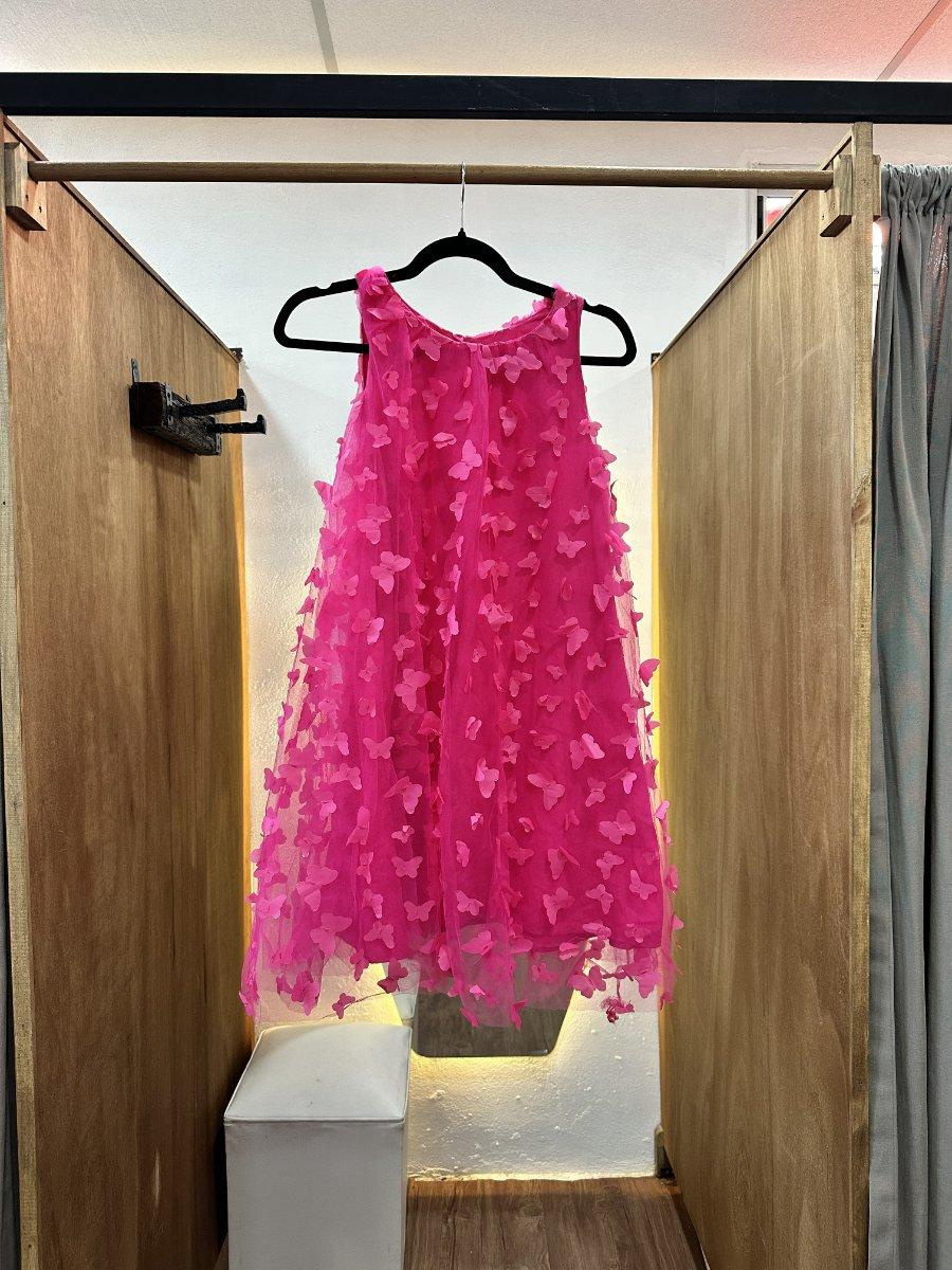 Vestido de niña rosa con detalles en mariposas