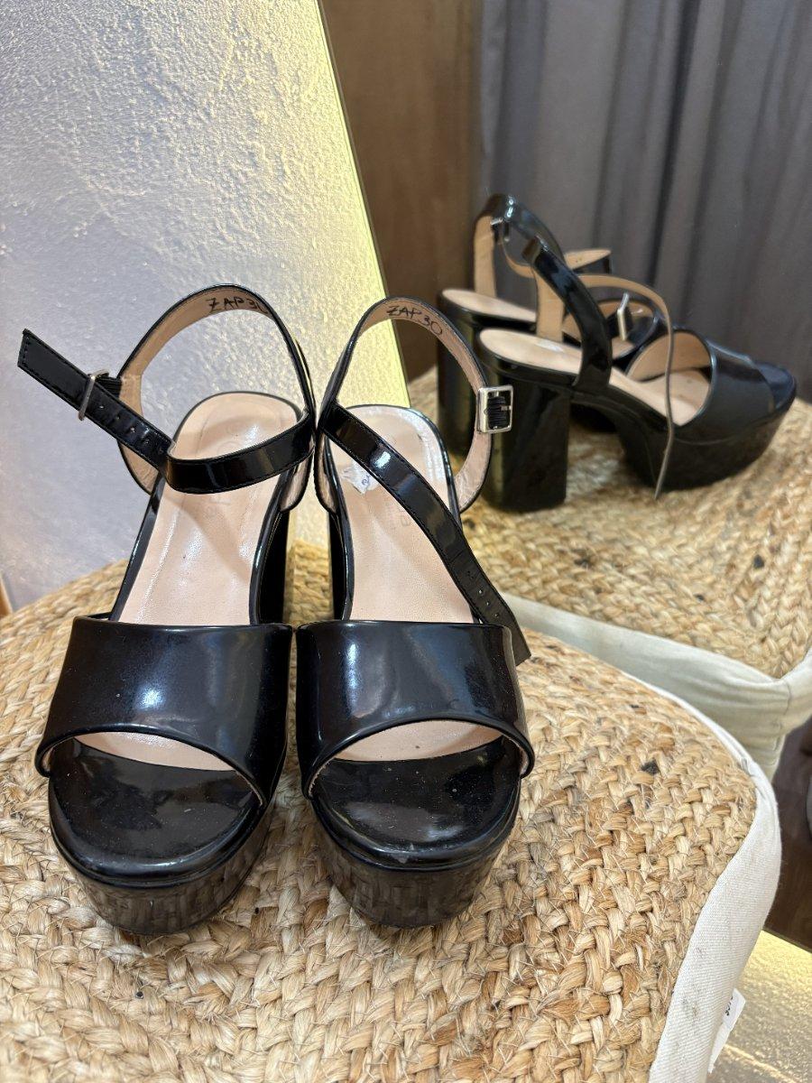 Zapato negro con tobillera