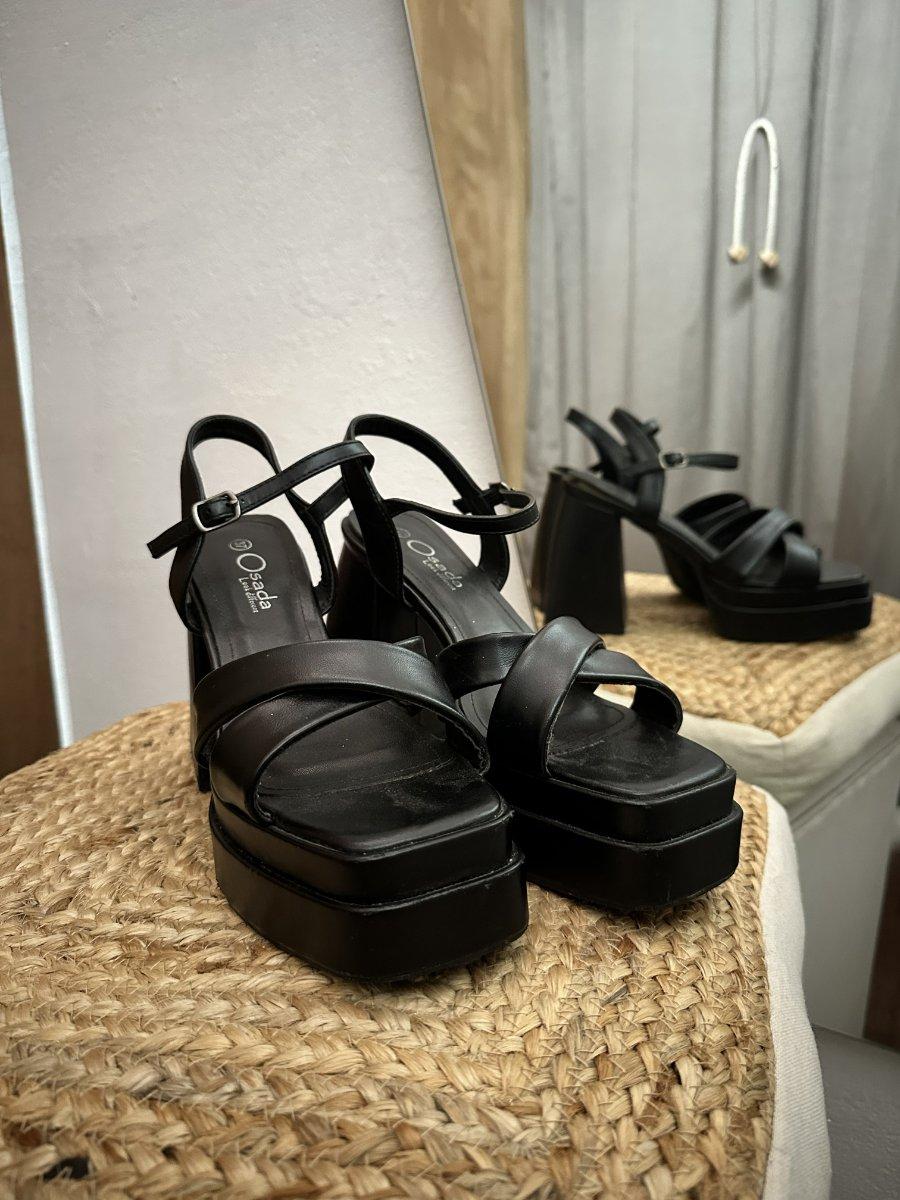 Zapatos negros con tiras cruzadas
